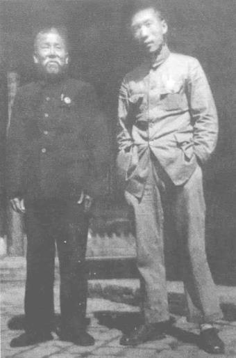 1938年伍修权(右)任八路军驻甘肃办事处处长时与谢觉哉合影