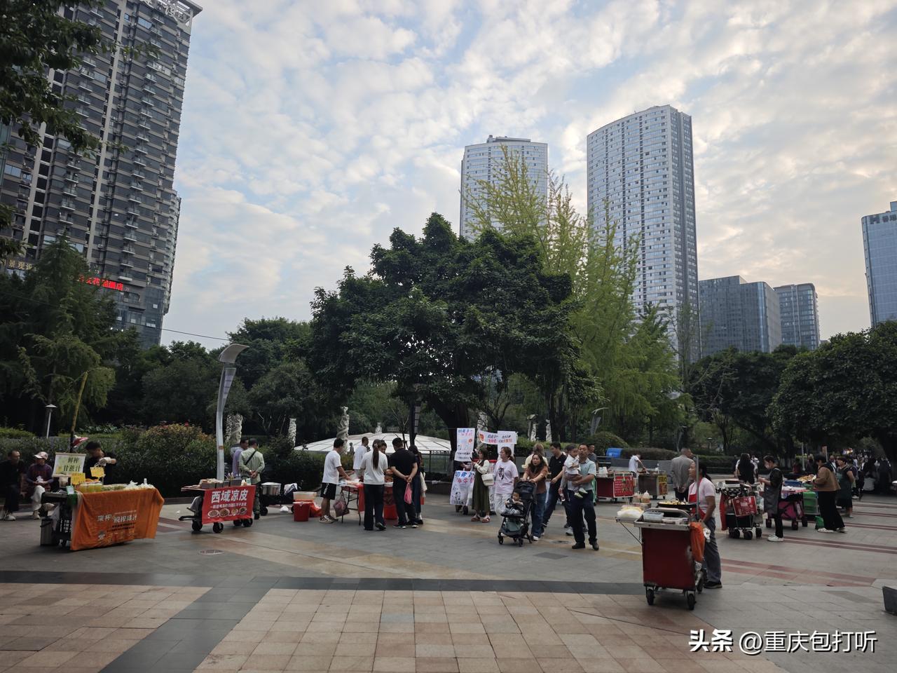 重庆观音桥步行街现在可以摆摊了，你们觉得卖点什么生意最好呢？
