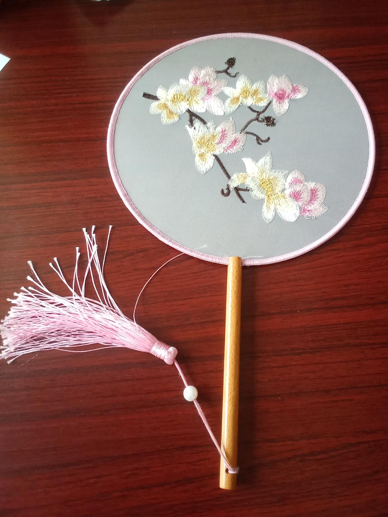 这团扇一拿出来，直接把中式美学的温柔劲儿焊在身上！刺绣的玉兰花针脚细腻，半透扇面