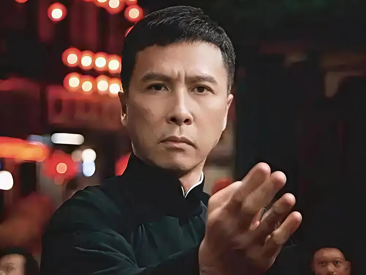 侄子问我为啥年轻时不温不火的甄子丹，上了岁数以后却能大红大紫了呢？
我说武打男星