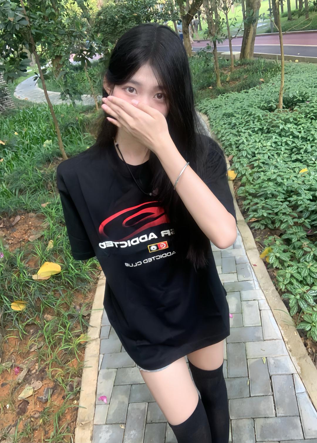 你似乎把我当成了一个很慷慨的人 总觉得我能原谅所有伤害 可无数个瞬间都在刺痛我