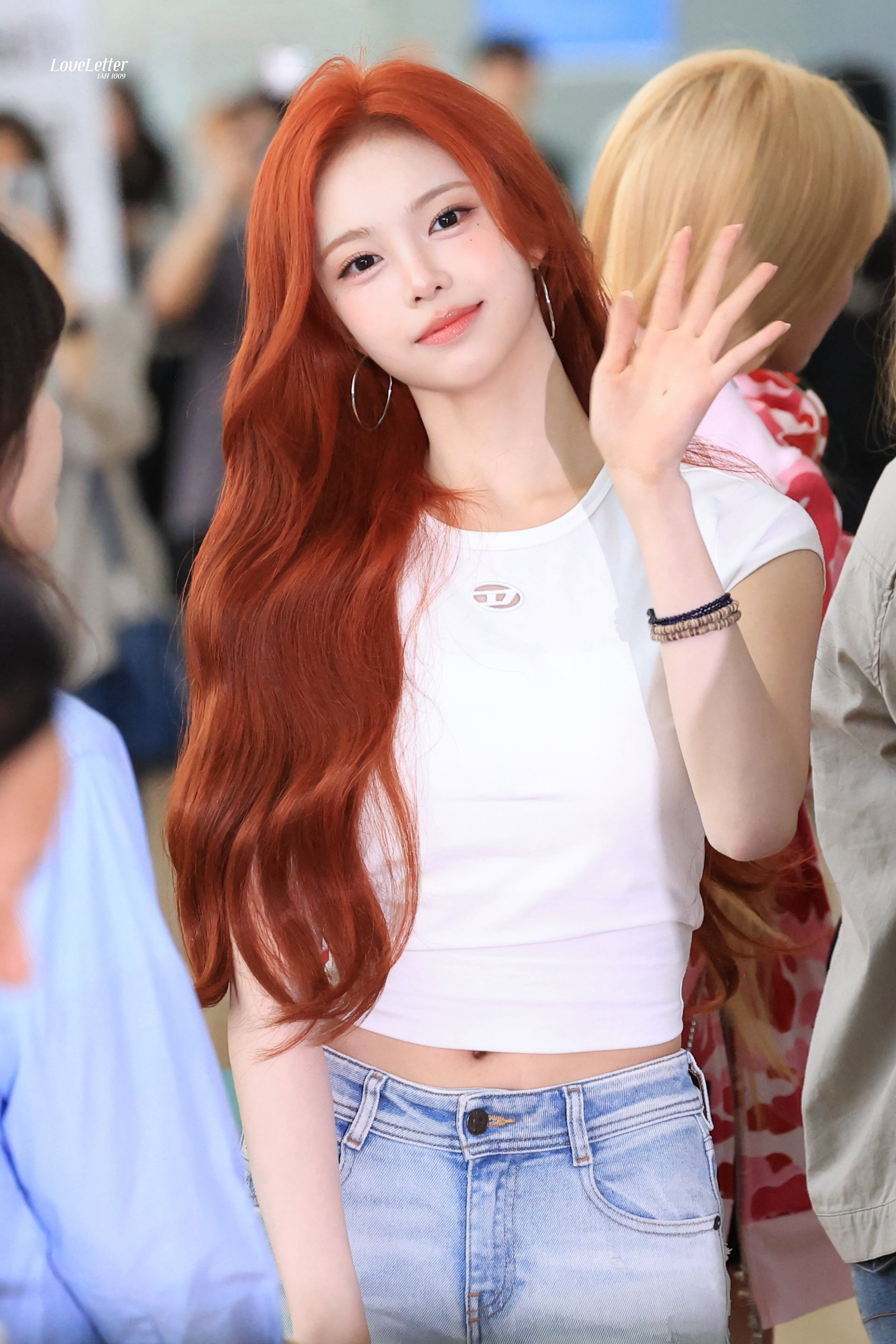 今天的Hearts2Hearts机场jiwoo染了灰发 ian染了红发 期待回归