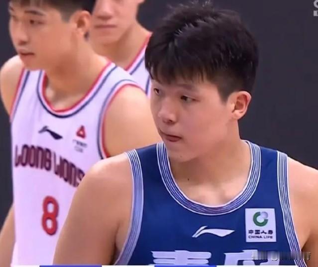 杨瀚森接受采访，明确表示不会报名参加NBA选秀，好遗憾！
杨瀚森是个篮球天才，但