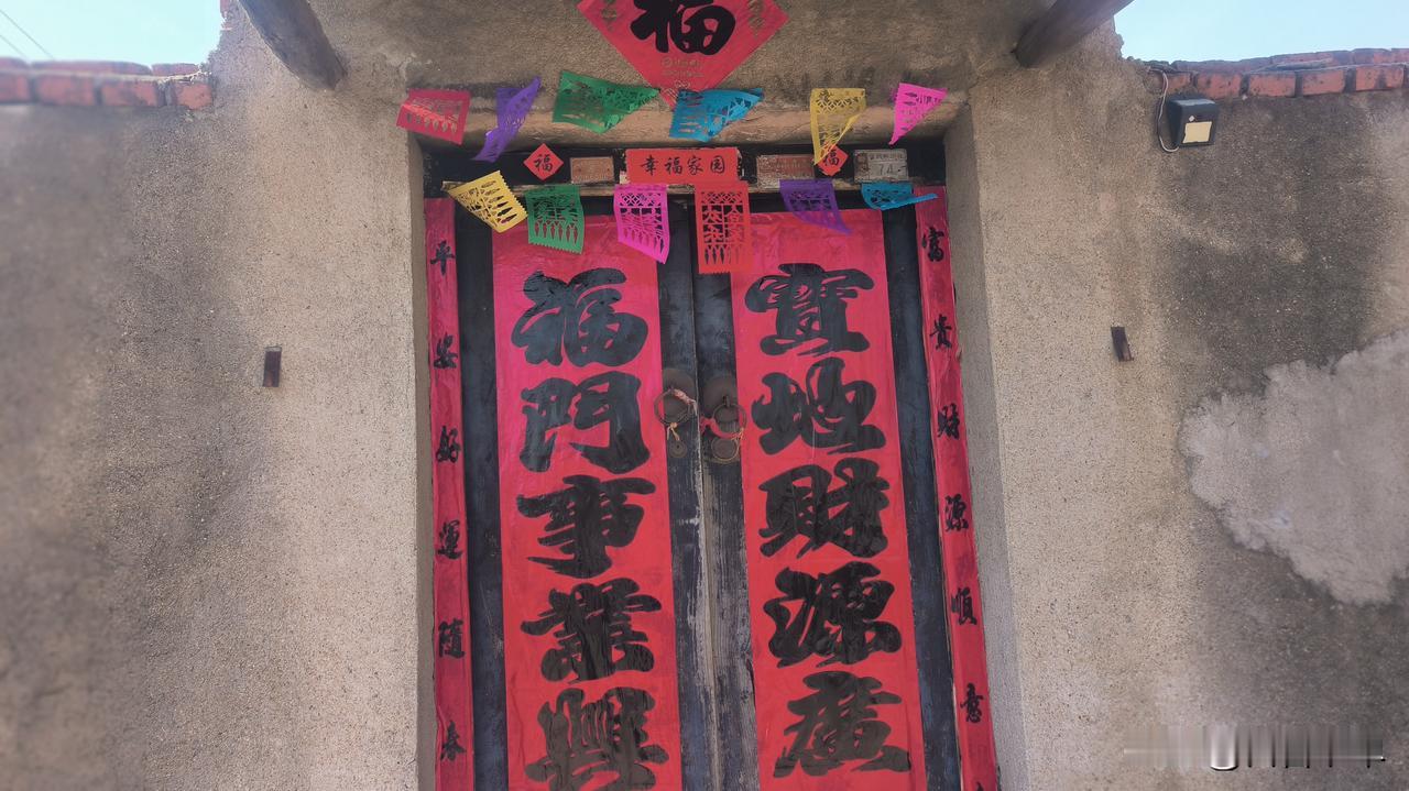 腊月廿八，老公便开车先行一天回了老家。一到家，他就一头扎进厨房，煮肉、做肉冻，忙