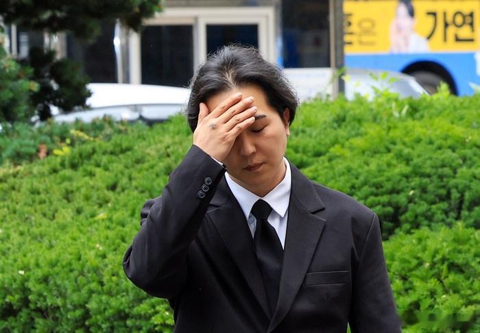 宋旻浩又肿了宋旻浩越来越肿了 据韩媒，宋旻浩涉嫌违反兵役法案今日第三次公审，他作