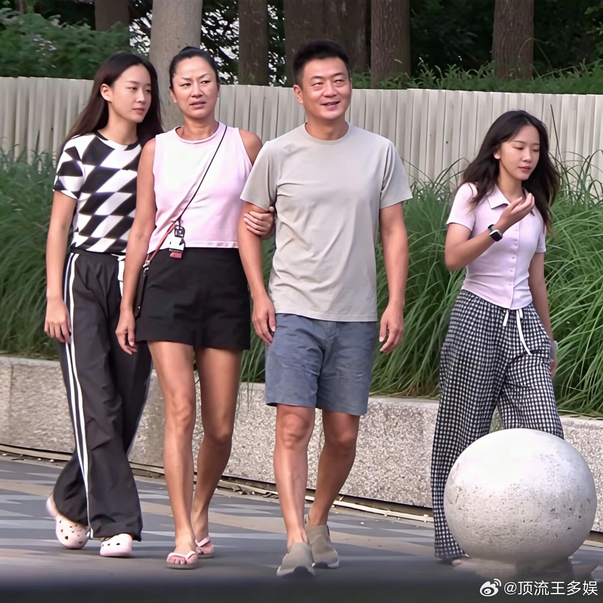 瞿颖条件那么好，为啥找二婚，带两孩子的？男方看起来还比她矮 