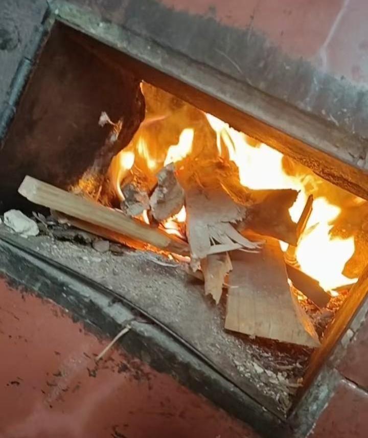 谁能想到，我这辈子跟柴火灶的缘分，竟然是命中注定的。
小时候为了在爸妈面前表现，