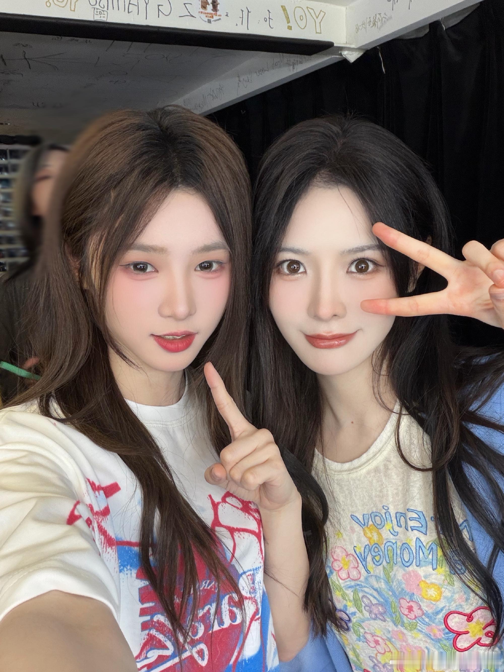 李婷旁边是谁啊好萌啊两个人 