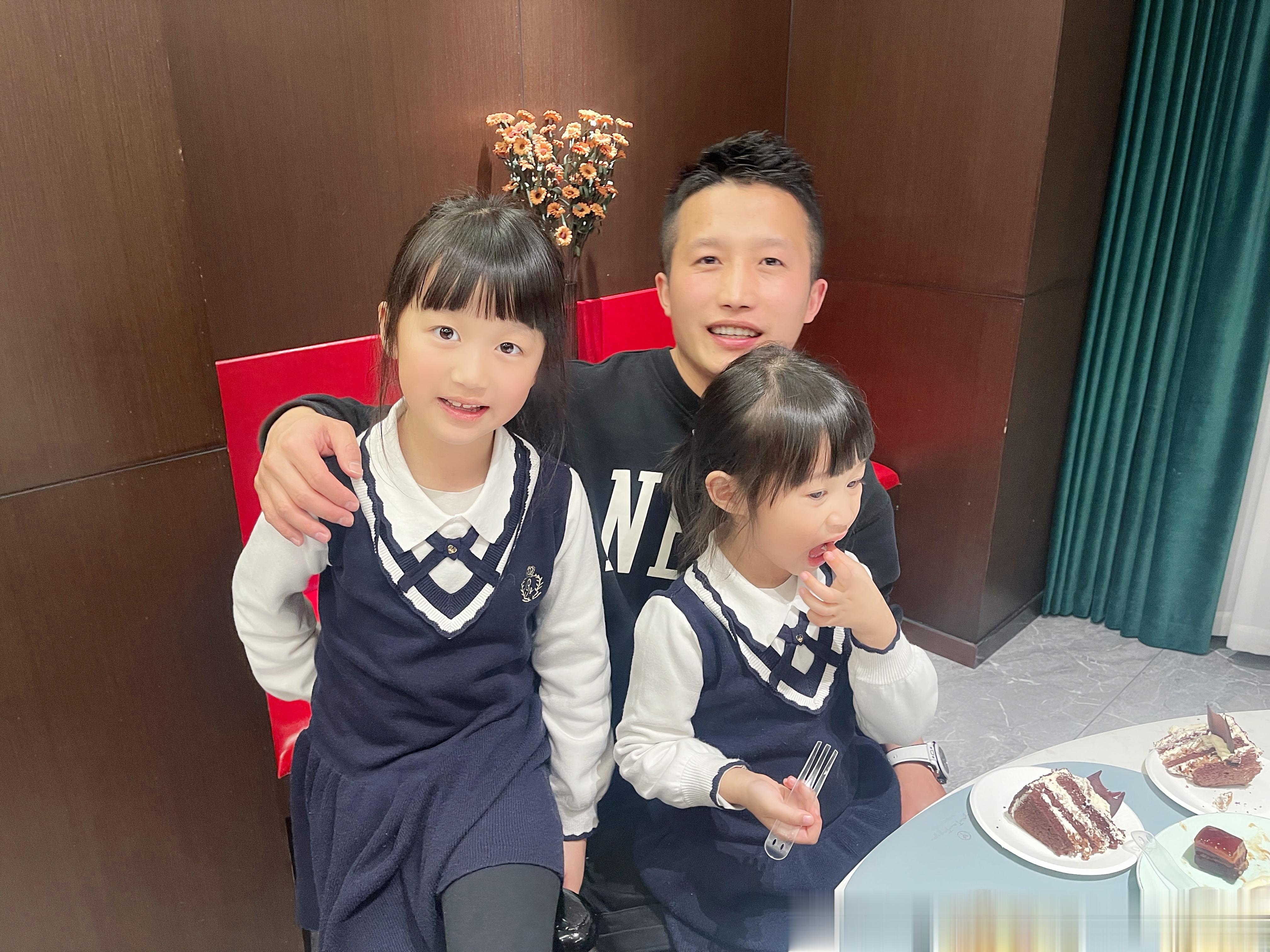 像不像我？两个女儿虽然不爱小汽车 ​​​