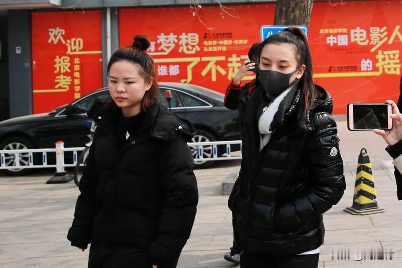 王菲的春晚名场面哪次最戳你 王菲的春晚名场面，哪次最打动你？王菲六登春晚，留下无