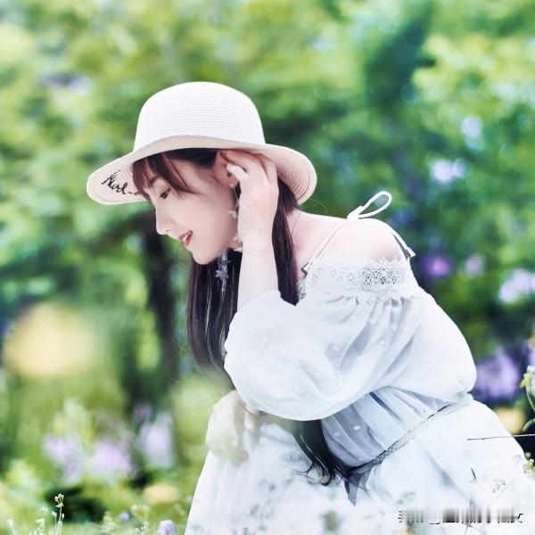 1. 分享一首你现在在听的歌曲吧
耳机里循环着温柔旋律，一首歌，一种心情，治愈所