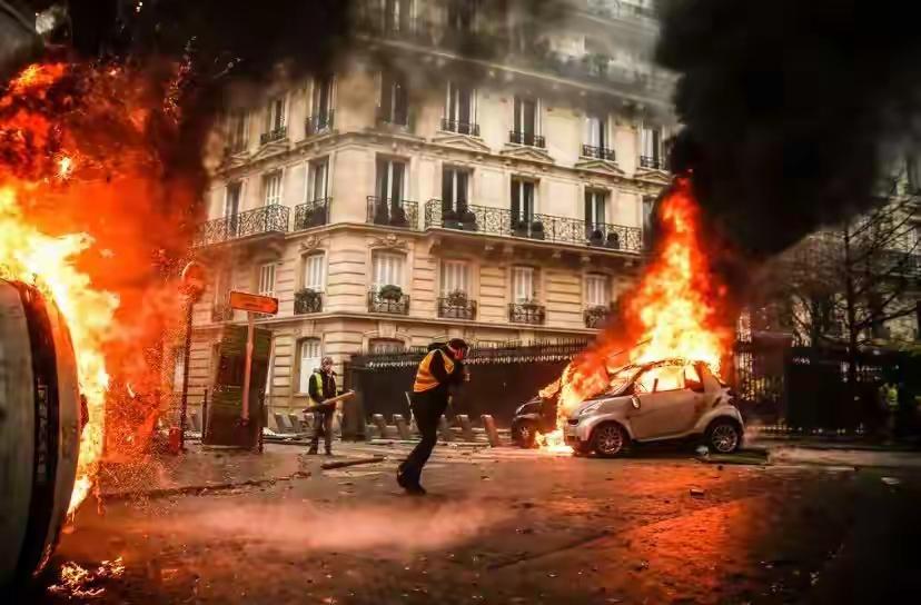 西方世界所标榜的价值观一夜崩塌！近日席卷法国各城市的大骚乱惊爆全球，连巴黎这座世