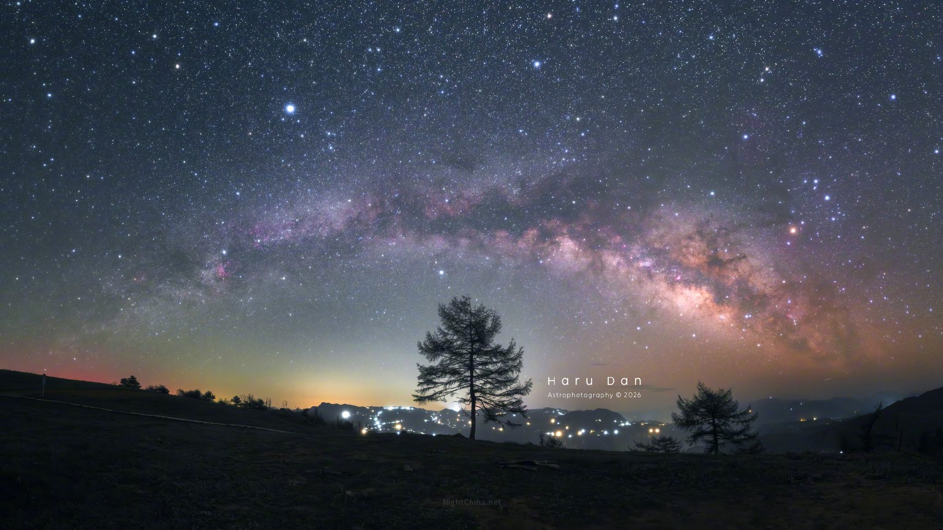 春夜，银河升起，如光之桥横跨天际。星河奔涌，从地平线的一端到另一端，壮阔而绚烂。