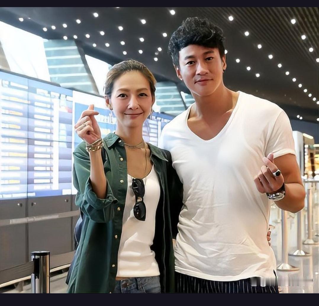 夜店邂逅真爱？这可不是小说情节，而是演员何润东和妻子林姵希的真实爱情故事！
据媒