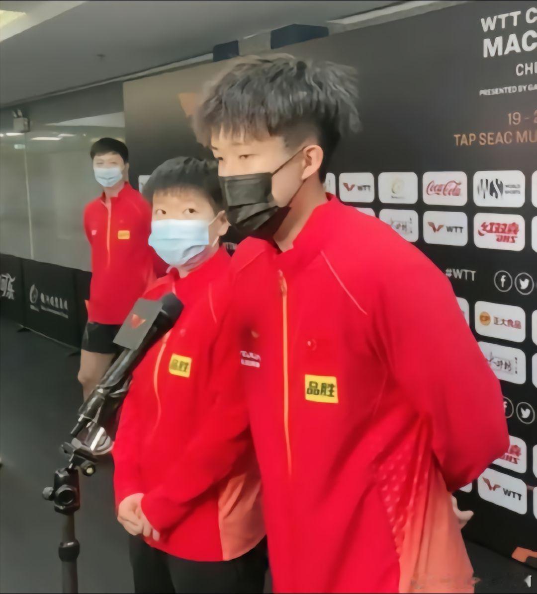 孙颖莎看她哥王楚钦，后面的龙队看他俩，大哥真是操碎了心 