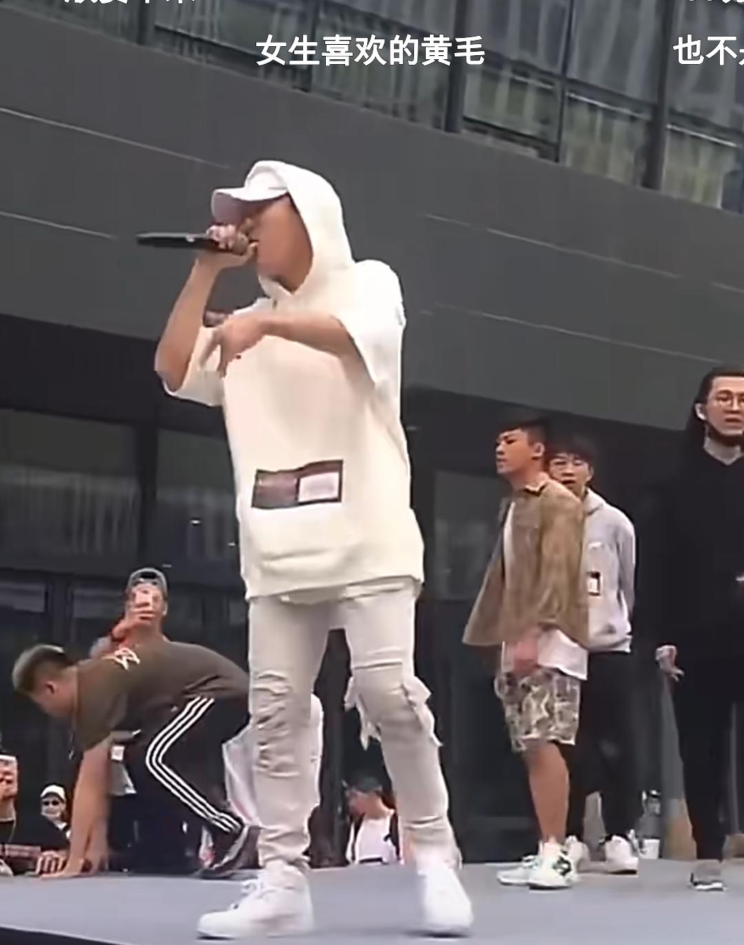 个子不高也就算了，还是五五分！
真不知道李小喜欢他哪点！
反正我怎么看他都没亮亮