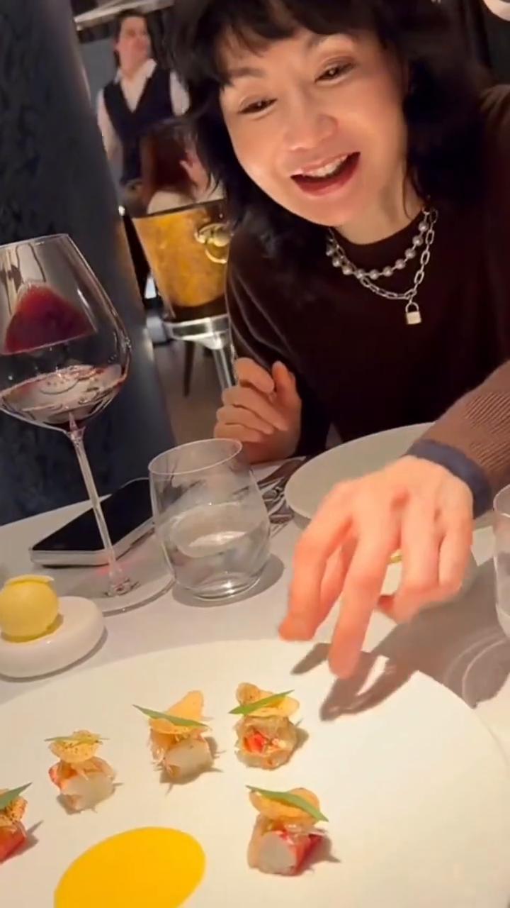 今天有朋友过生日，所以出来吃饭，吃米其林一星，很多选择要慢慢看下。很多人说想知道