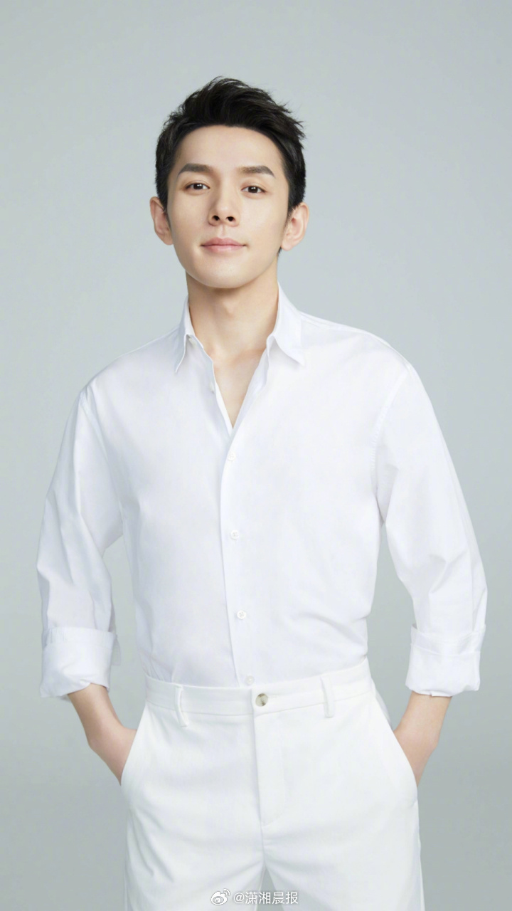 【#李佳琦说今年会缺席两个季度的直播#】4月8日，杭州。李佳琦在2026淘宝盛典