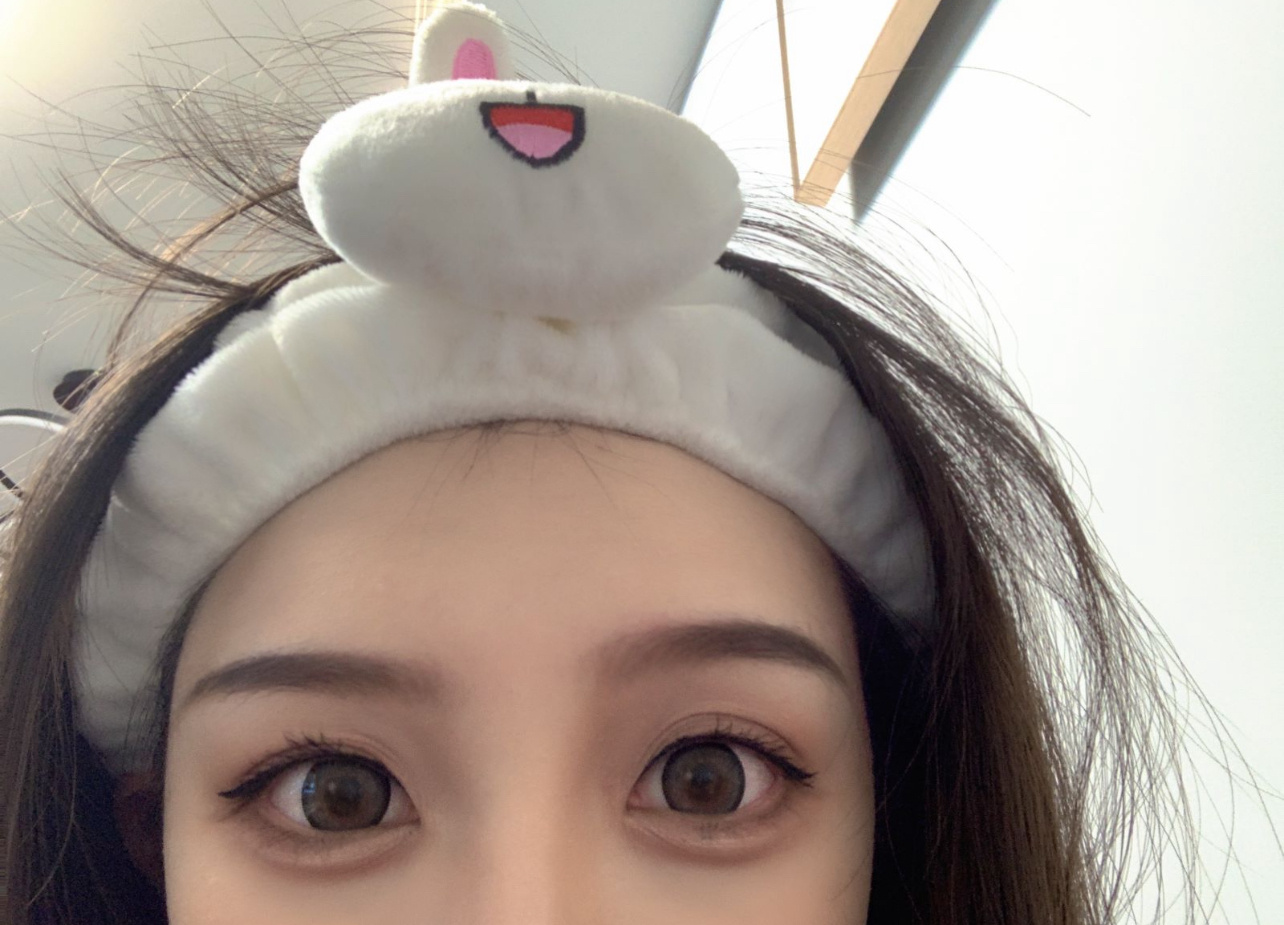 女子戴美瞳十几年眼角膜长疙瘩得过角膜炎的我，真的太太太有话语权了有次戴美瞳化全妆