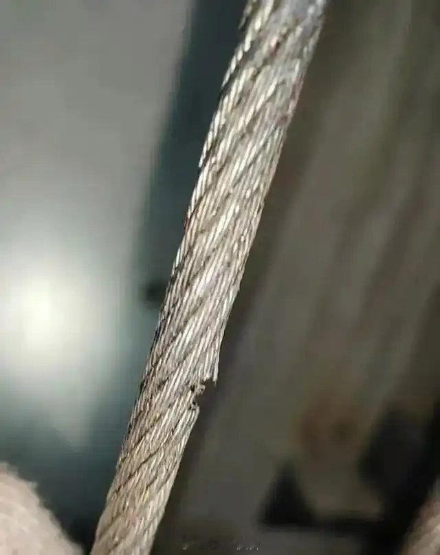 一小区23部电梯的钢绳遭人为切割！

呼和浩特这个小区的业主，最近坐电梯都发怵！