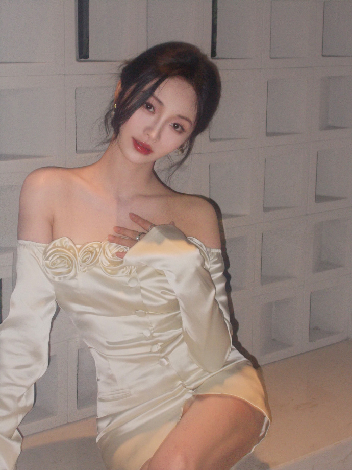 ：周洁琼很夏天的图 她的美貌在发光诶~又是被周女士美到的一组！！这一组氛围感啦满