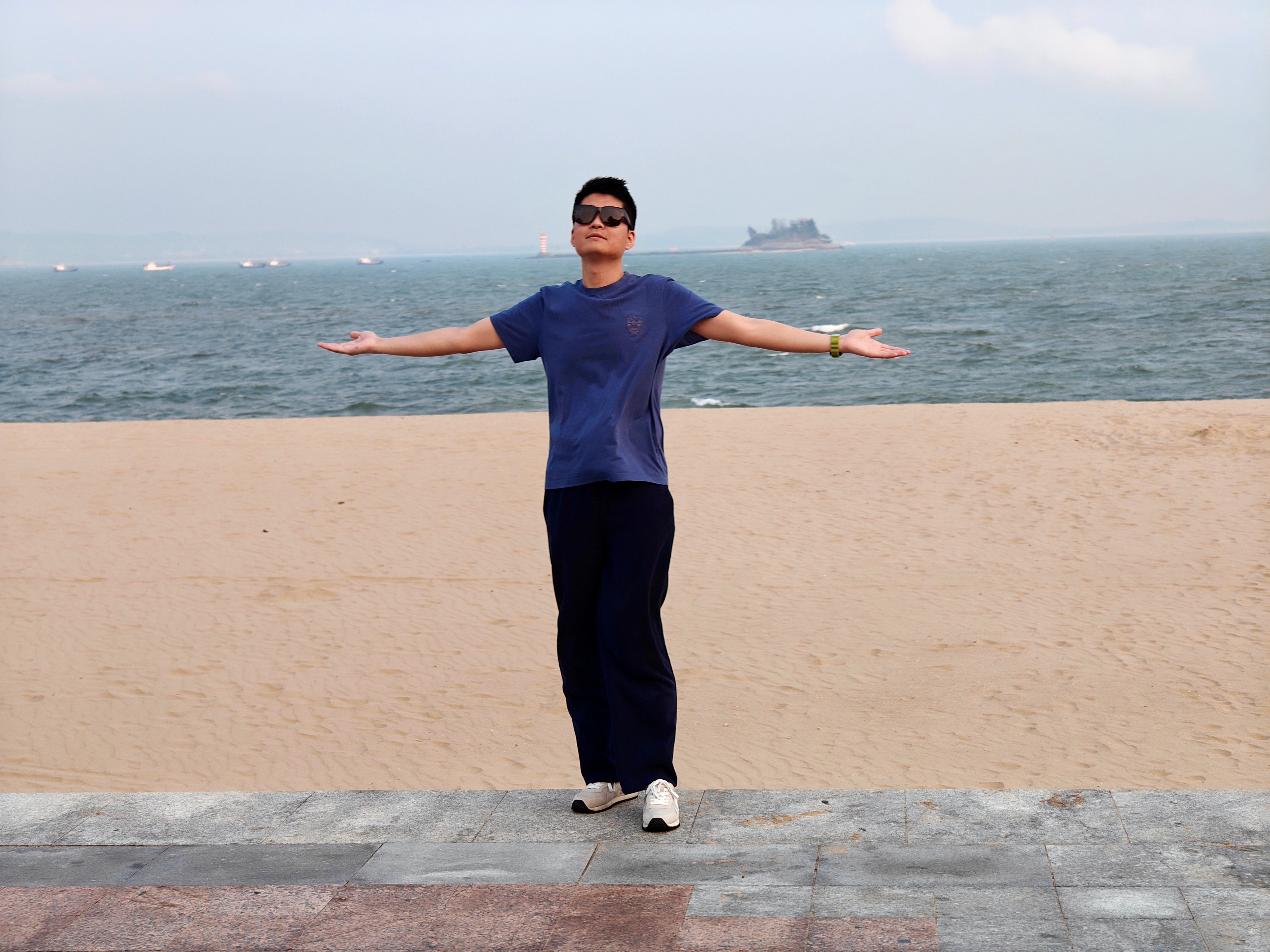 开着乐道L90来看海，露营装备没带就只能坐在前备舱喝个奶茶，吹吹海风了乐道汽车 