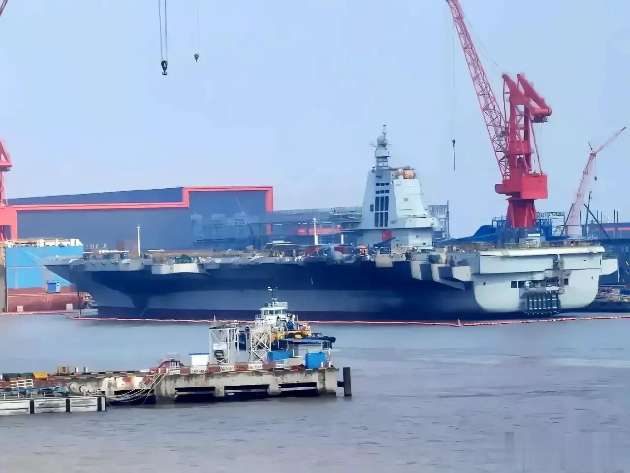 “福建”舰最新动态曝光，离首次海试还早。
10月15日，有经过沪东中华的军迷拍摄