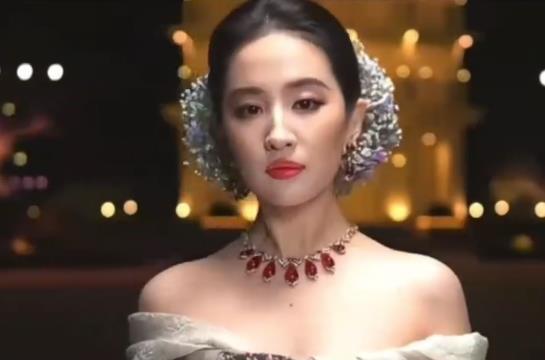 曝演员片酬从2亿降到最高2500万 有爆料称，现在娱乐圈的明星收入大缩水，从以前