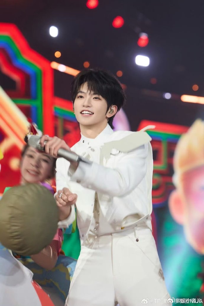 让让穆祉丞吧他还得回公司 这段真的越看越上头😜，穆祉丞的反应自然又可爱，完全就