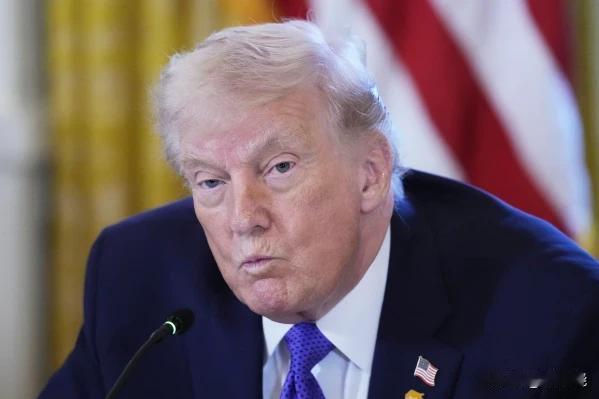 特朗普在佛罗里达州的车队因“不明物体”改变路线

据白宫称，由于一个“可疑物体”