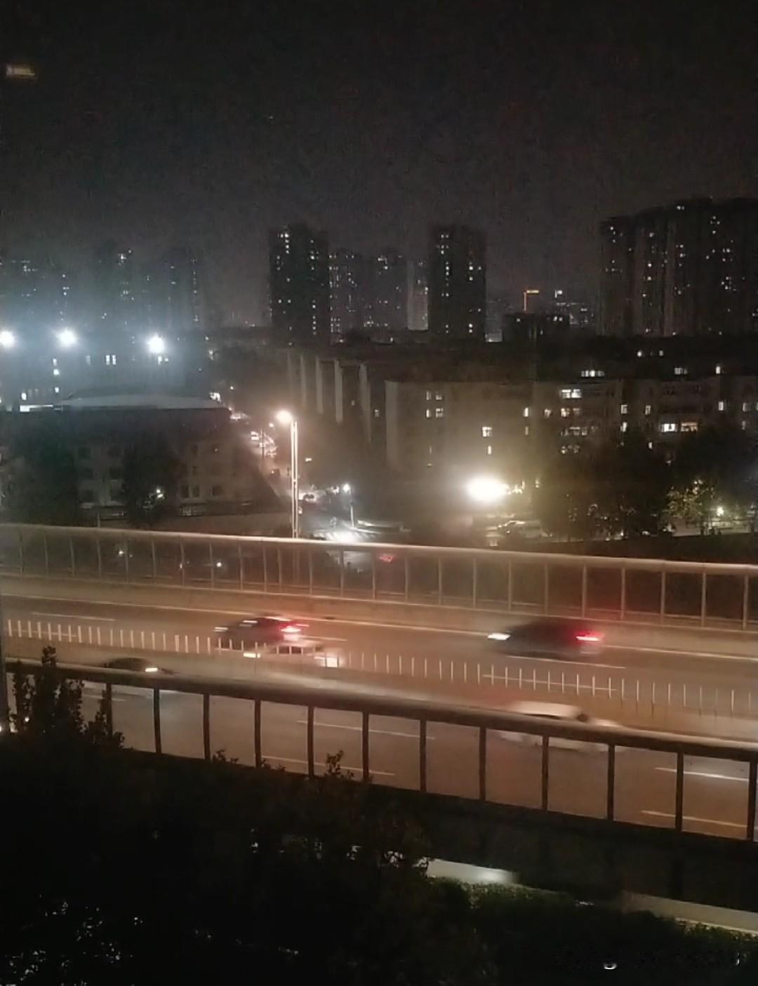 一张照片展示城市的暮色每当夜幕来临，我就坐在阳台，看看来来往往的车流。静下心，回