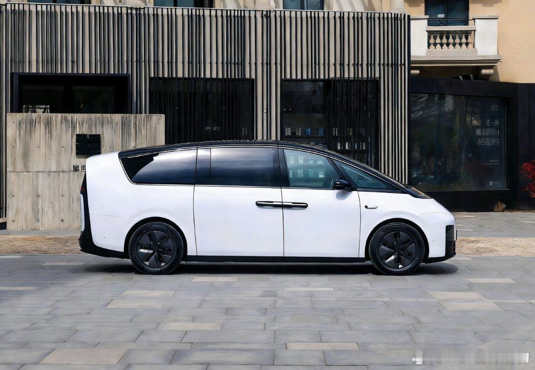 新的门把手国标落地后理想mega 可能会变这样所以，担心影响侧面颜值的朋友，早点