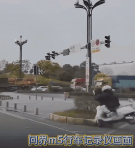 奇葩中的奇葩，不服都不行！

四川两名女子骑小电驴行驶在路上，也不知是眼睛有问题