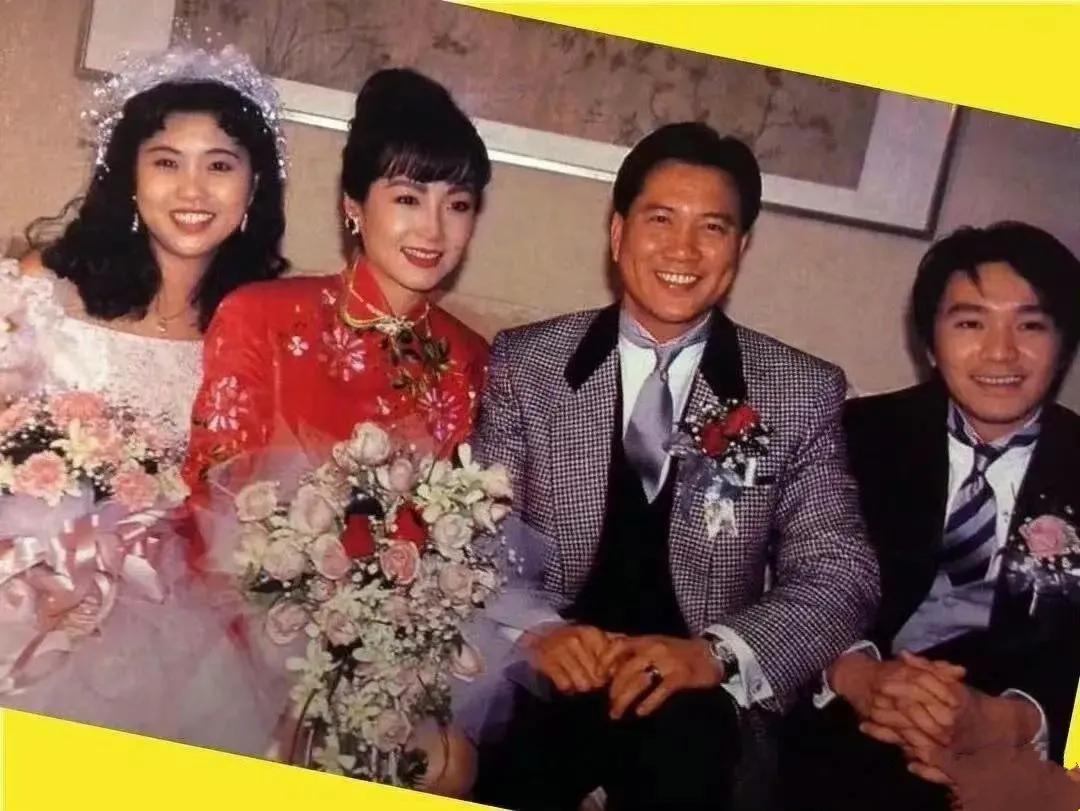 万梓良和恬妞的结婚旧照，伴郎是周星驰，这个穿白色婚纱手捧鲜花的美丽伴娘是谁啊？是