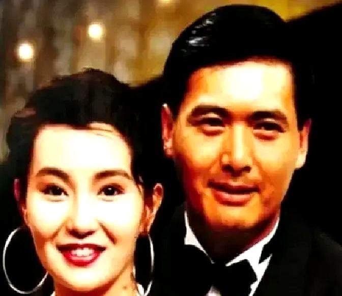 张曼玉亲口爆的料，周润发拍吻戏导演喊卡都推不开。
当年上黄霑的今夜不设防，黄霑