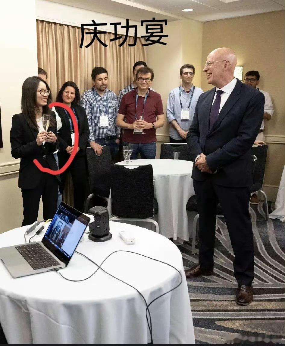 纽约大学为王虹庆祝，ins前几条发的全是王虹教授的，说明你真有能力，美国人是认可