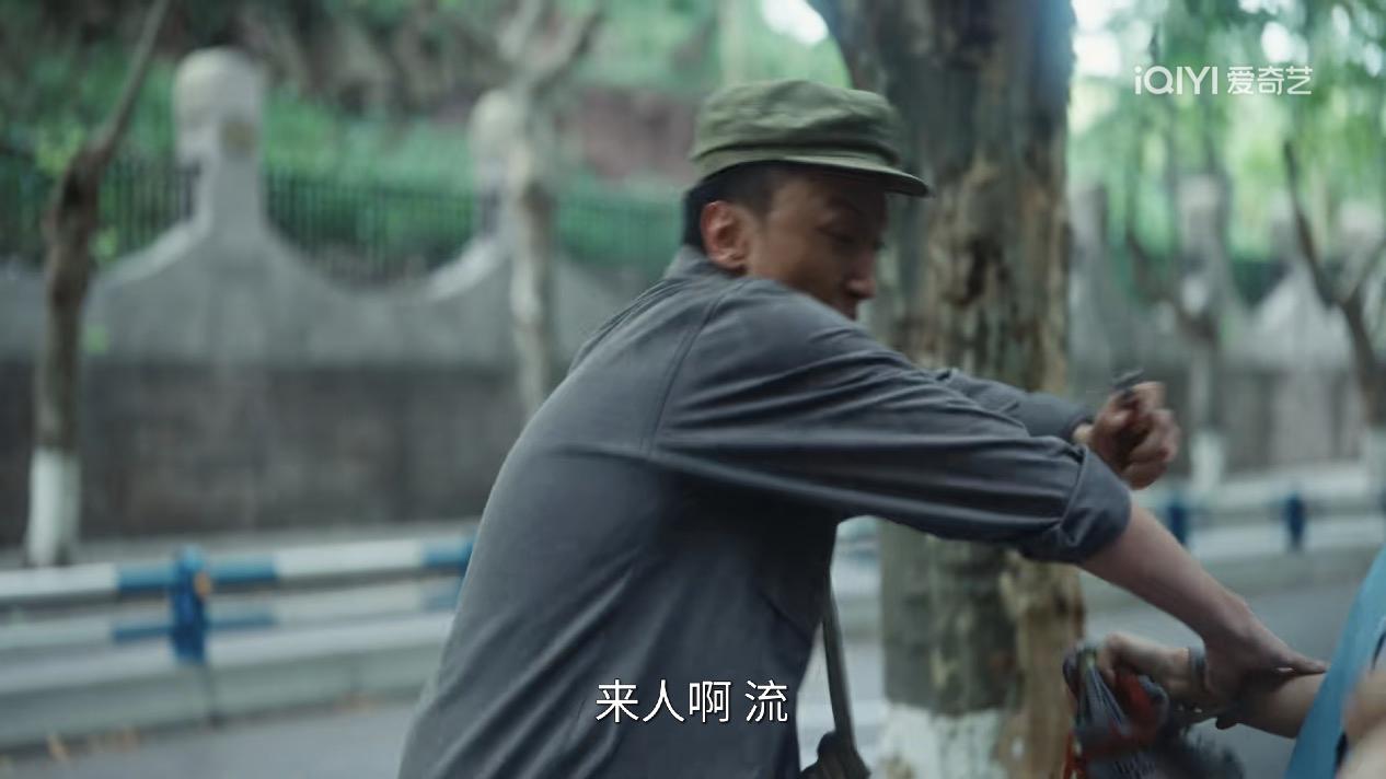 看《重器》的时候，其中有一幕，引起了两位男主的讨论。

那就是两个混混当街耍流氓