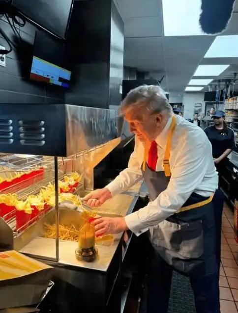 难怪特朗普不吃午餐就要回国，韩国这次是把体面摔的稀碎！有媒体报道，特朗普在去青瓦