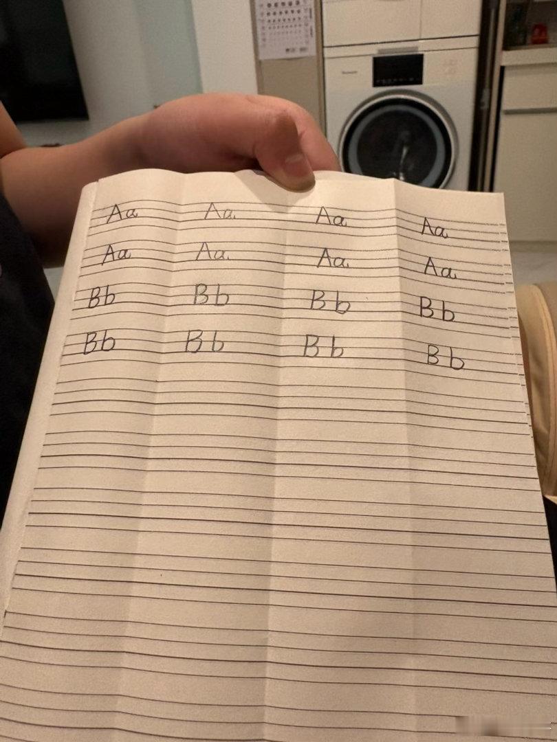 方小丫日记 我们(1)班 ［开始学英语］爷爷说，英语是现代科技语言，也是当今世界