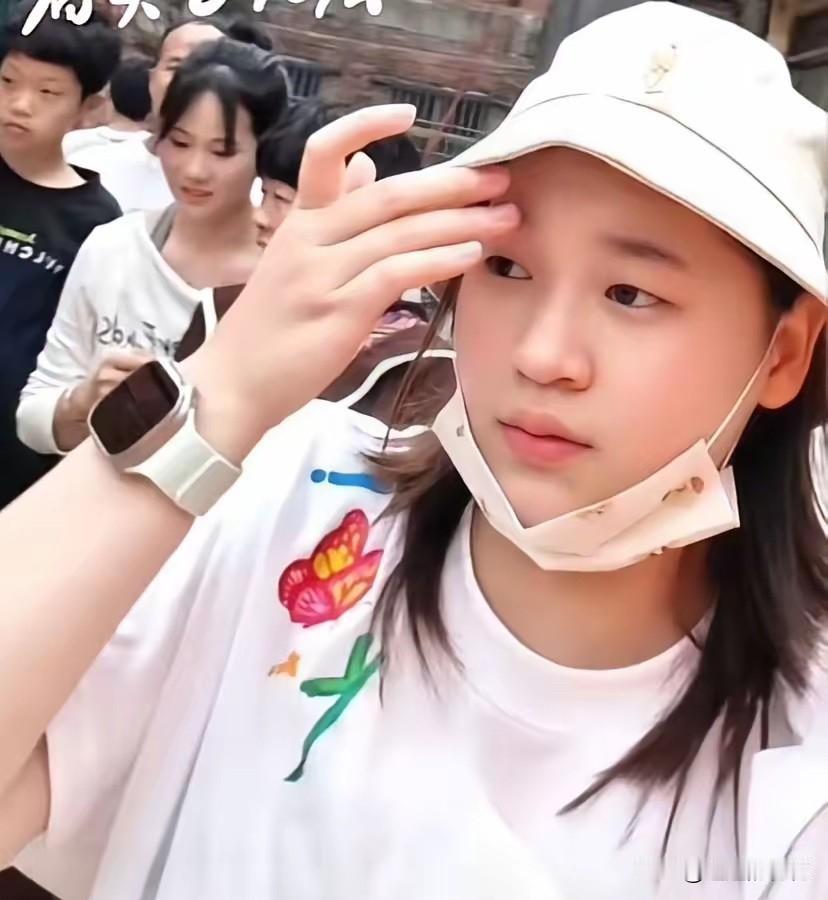 翻看前后两张照片，能明显看出全红婵变化不小，身形慢慢长开，整个人变得丰满柔和了不