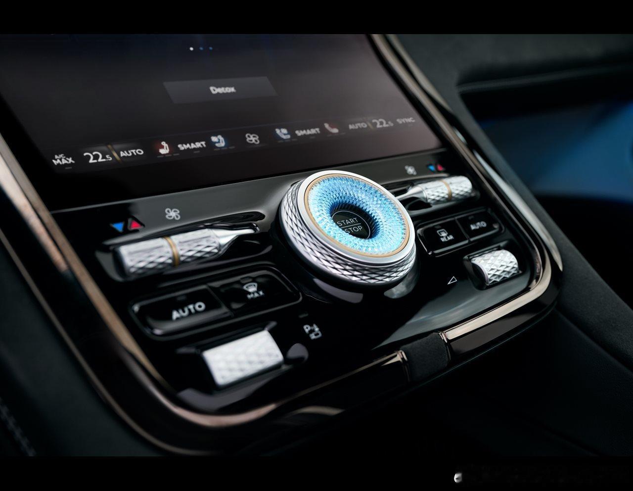 Bentley Torcal的车头设计致敬的是Continental R，hoo