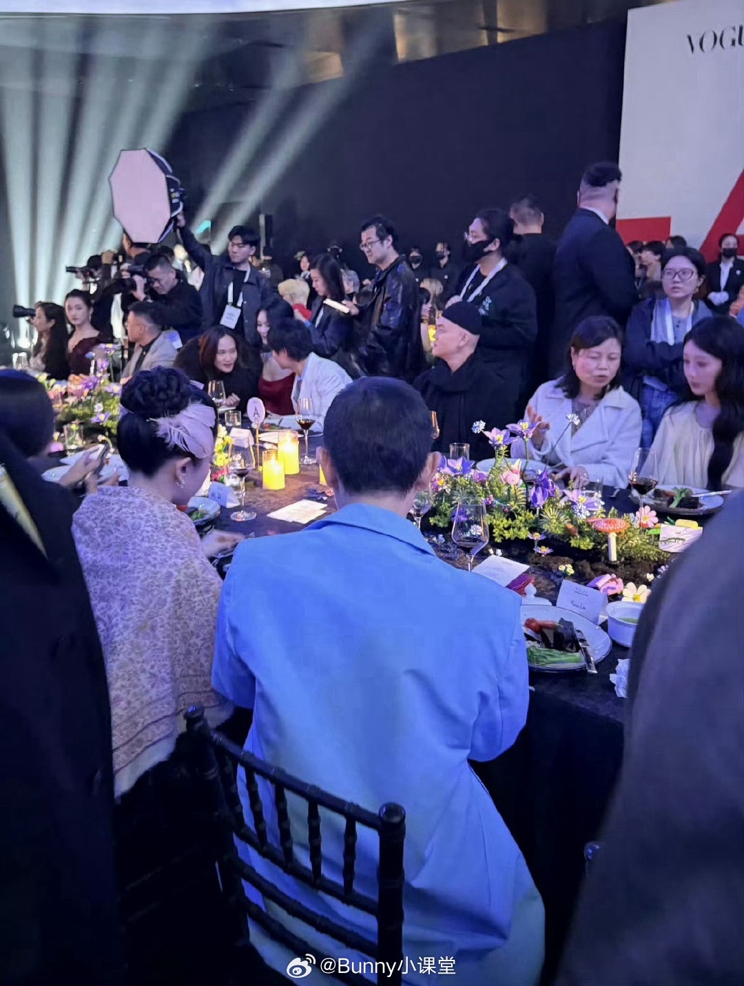 VOGUE盛典晚宴座位引发热议，刘亦菲和刘冲坐一起，杨紫坐在刘冲对面[笑cry]
