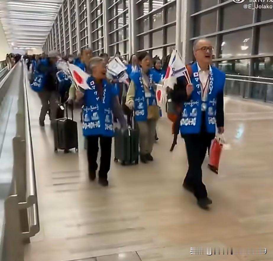 近日，一群穿着统一蓝色以色列国旗风格马甲的日本人抵达以色列，在机场中挥舞着日本国