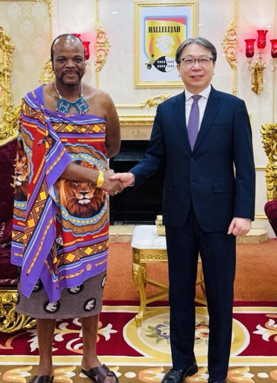 不愧是非洲唯一一个还承认台湾的“独苗”！
 
身上裹着床单，脚上踩着凉拖，一身“