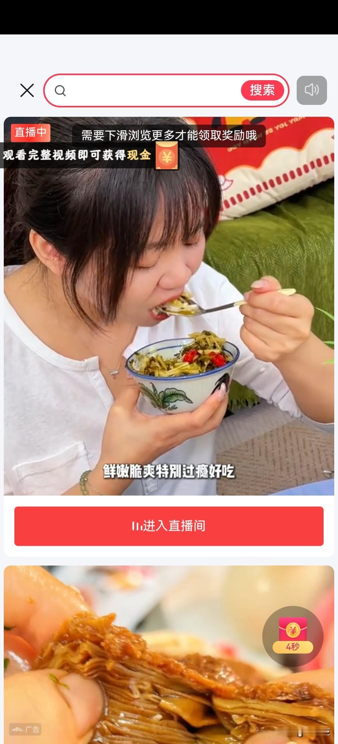 女孩正在吃一碗美味的面。