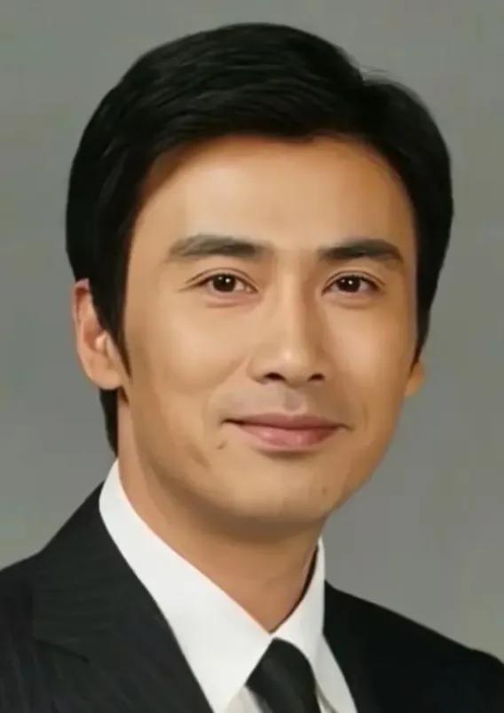 柳云龙，在演艺界也算一个全才！他181cm的大个子，长得英俊潇洒，他不仅是演员，
