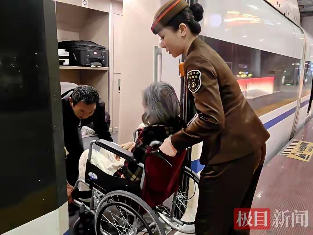 深夜旅途遇温情，列车长暖心守护九旬老人
5月6日凌晨的深夜高铁，藏着最动人的平凡