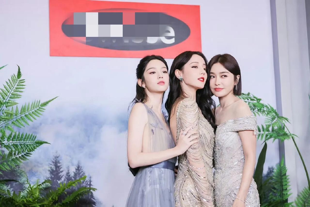 贴这么紧，
谁尴尬谁知道[捂脸]
不过最佩服的还是秦岚，状态绝了。
#娱乐# #