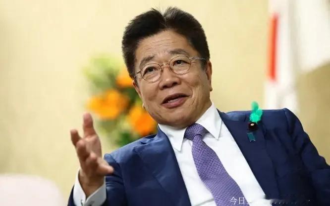 日本财务大臣加藤胜信直接放话：“咱手里的美债，可是和美国贸易谈判的好筹码！”这话