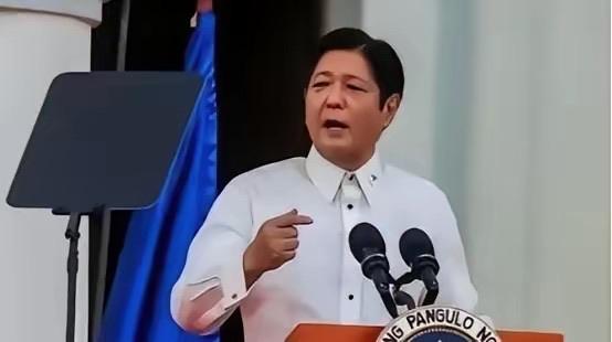 自从中国停止进口菲律宾香蕉，菲律宾香蕉协会的负责人愤怒地表示：“中国断了30万蕉